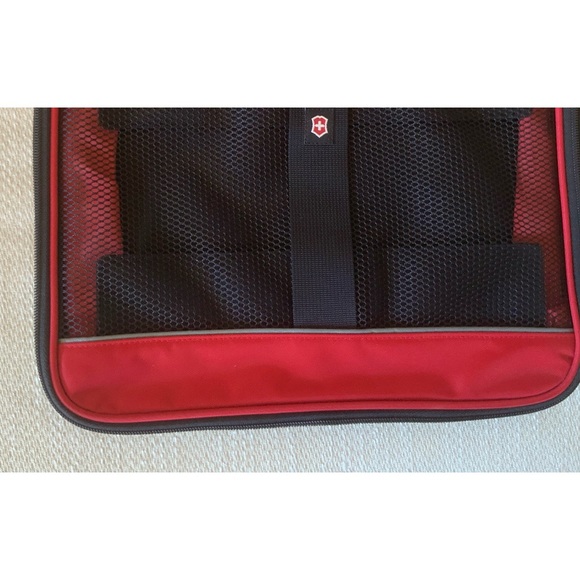 Victorinox 7 piece Toiletry Bag, Packing Cube and Packing Sleeve set - Picture 6 of 14